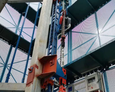 群吊電動葫蘆在提升藍色鋼板沖孔網(wǎng)中的應(yīng)用